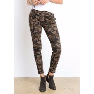Camo Skinny Pants with zipper detail